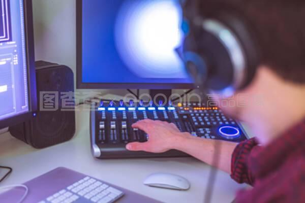 專業(yè)的剪輯室,用于視頻編輯和視頻制作顯示器和聲音混合臺