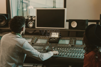 錄音室的聲音制作人看著空白的顯示器照片攝影