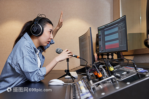 專業(yè)錄音棚調(diào)音監(jiān)聽人員示意